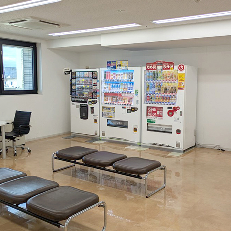 オフィスの休憩スペースに設置。見晴らしの良い12階でリラックス空間に最適。